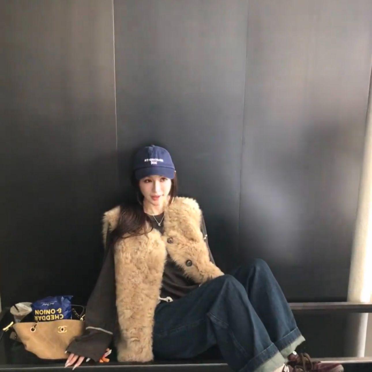 

Toscana Faux Lambswool Fur Vest - Sleeveless, Fluffy Autumn/Winter Coat S (40-50 kg)