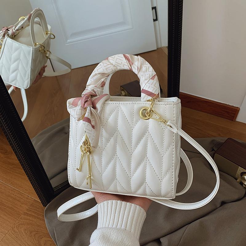 

Высококлассная нишевая сумка женская новая модная на плечо, сумка-мессенджер женская портативная сумка принцессы Дианы бежевый