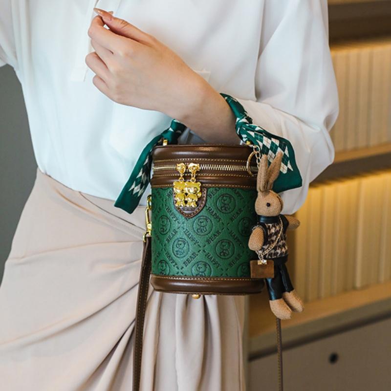 Fashion High Luxury Women's Bucket Bags Cute Cartoon Bear Letter Embossed Cylinder Messenger Bag with Exquisite Pendant Ladies Single Shoulder Bags