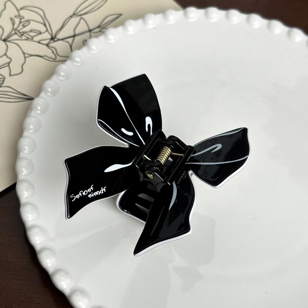 Fashionable White And Black Acrylic Butterfly Hair Grab Clip For Everyday Use
