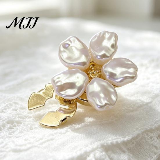 Clothing Repair Kits for Sewing Pearl Flower Button Cover, Clip on Covers Women, Detachable Shirt Unique Gift Fillers Crafters Clips, White