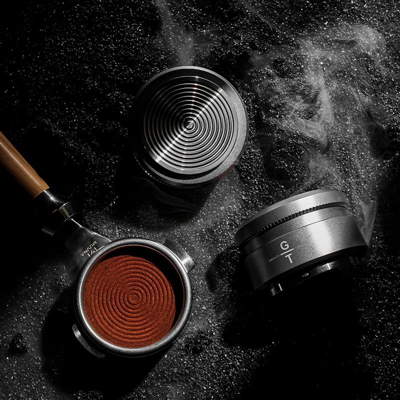 MUVNA Espresso tamper V2, pomalu se vracející kávový tamper s nerezovou vlnitou základnou pro portafiltry 51 mm / 53 mm / 58 mm