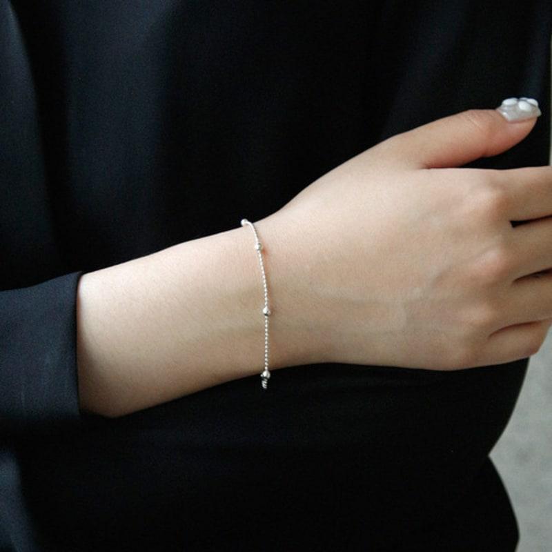 

J.Lauren Silver Ball Slim Line Bracelet B0992 single type