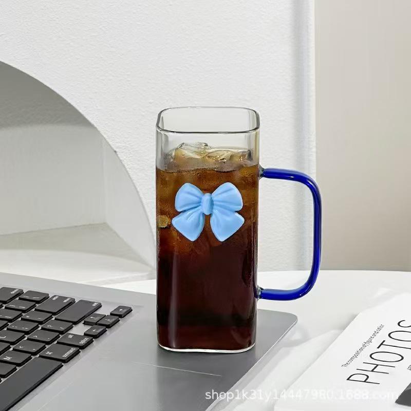 INS Stil Schmetterlingsbecher: Hohes Borosilikatglas, Transparentes quadratisches Design mit Griff & Strohhalm, Temperaturbeständig für Frauen.