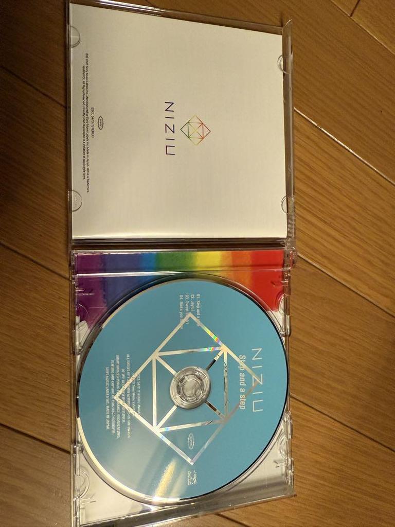 [USED] Step and a step/NiziU