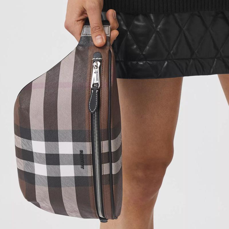 Burberry Borsa a tracolla pettorale in tela ecologica a quadri scuri da uomo Marrone Noce Scuro 80365591