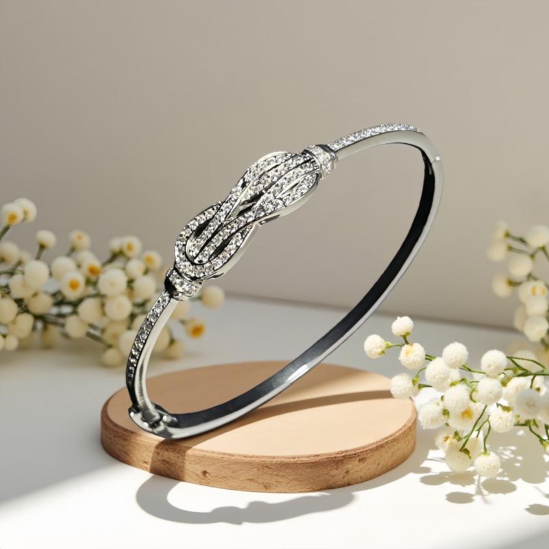 European & American Fashion Zirconia Four-Leaf Clover Bracelet: Sparkly Flower Design Wristband for Women