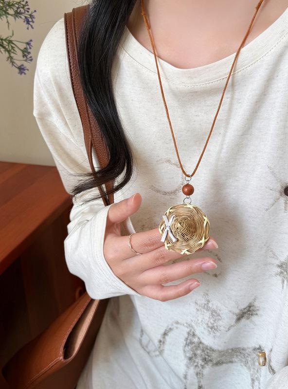 Wood Rhyme Leisure Wind: Summer Bohemian Wooden Necklace - New Chinese Style Clavicle Chain for Women, Retro Holiday Accessory.