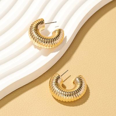 Metal C-grade Threaded Earrings, Fashionable and Personalized, Women's Light Luxury Earrings