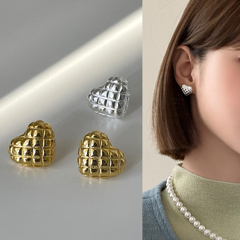 

Beart Waffle Heart Quilted Pattern Stud Earrings (2 colors) Silver
