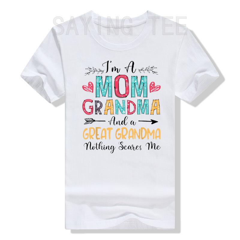 Jsem máma, babička a prababička. Nic mě nevyděsí. Tričko s potiskem písmen a nápisů. Grafické tričko. Topy. Dárky pro maminku ke Dni matek.