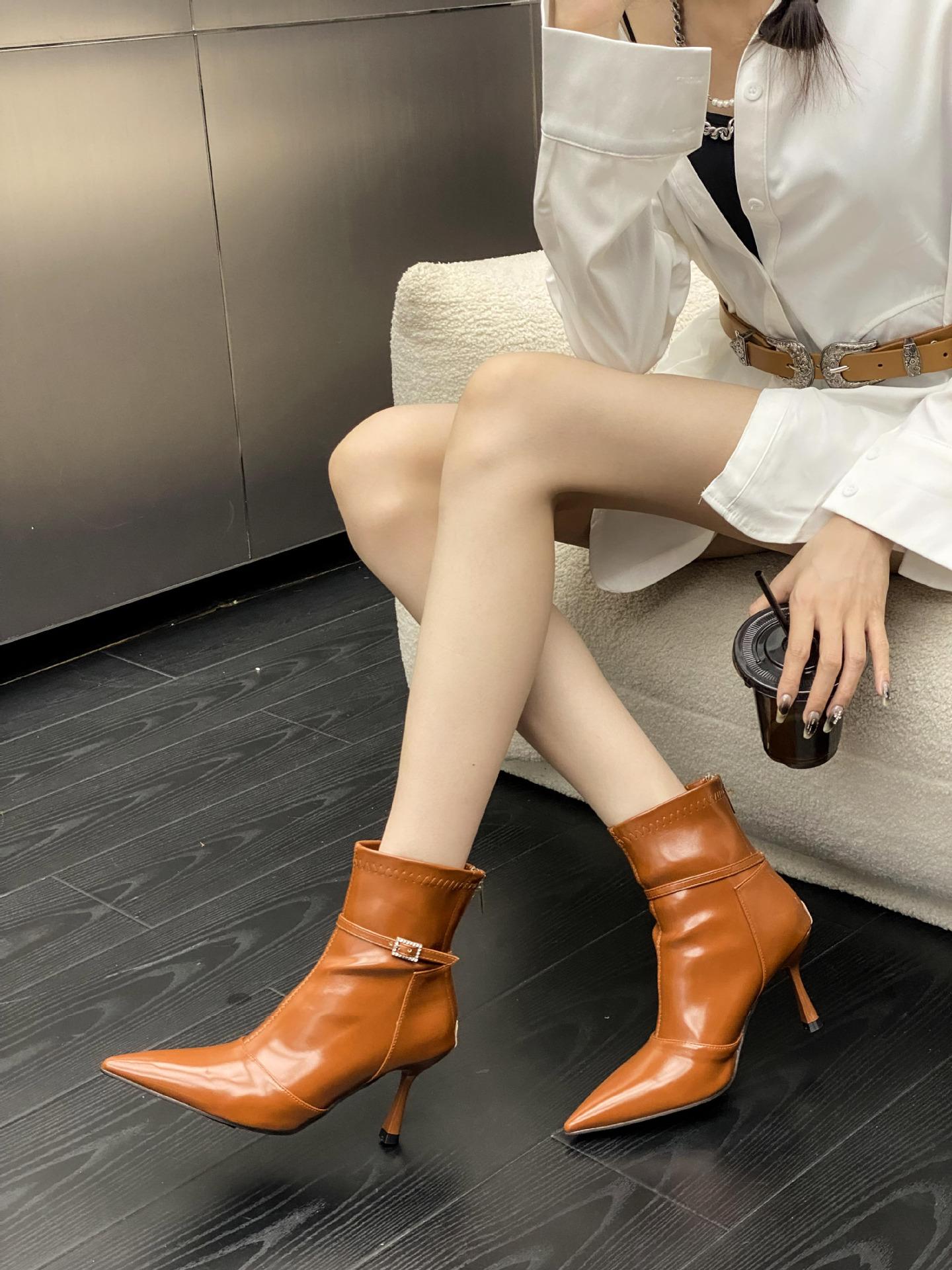 

Женские осенне-зимние элегантные короткие ботинки, женская модная универсальная модель, ботильоны на тонком каблуке-шпильке с пряжкой со стразами 40 светло-коричневого