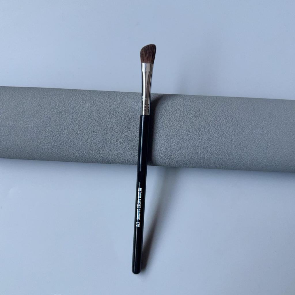 Pincel Chanfrado Sigma E70 para Sombras, Iluminador, Sobrancelhas e Delineador.