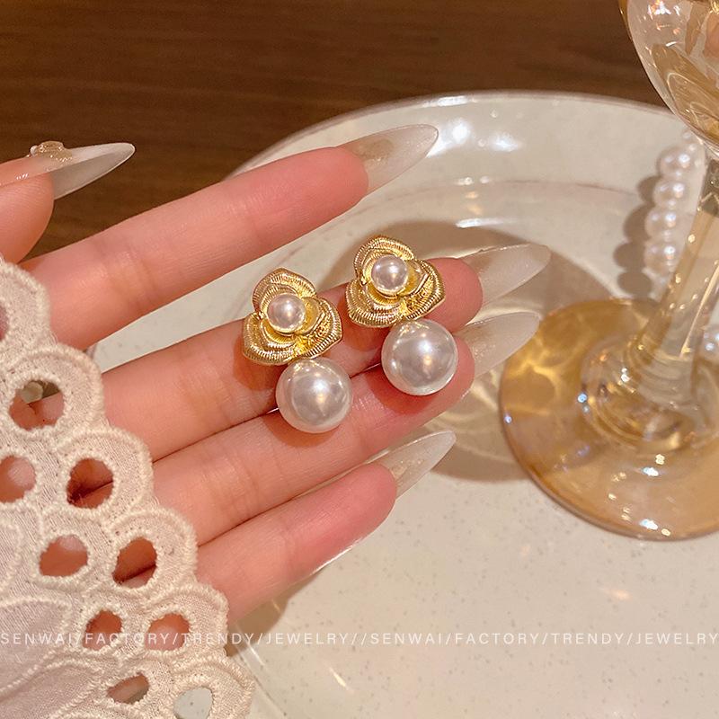 Retro French Camellia Pearl Earrings Women's Simple Temperament Small Fragrant Style Flower Stud Earrings