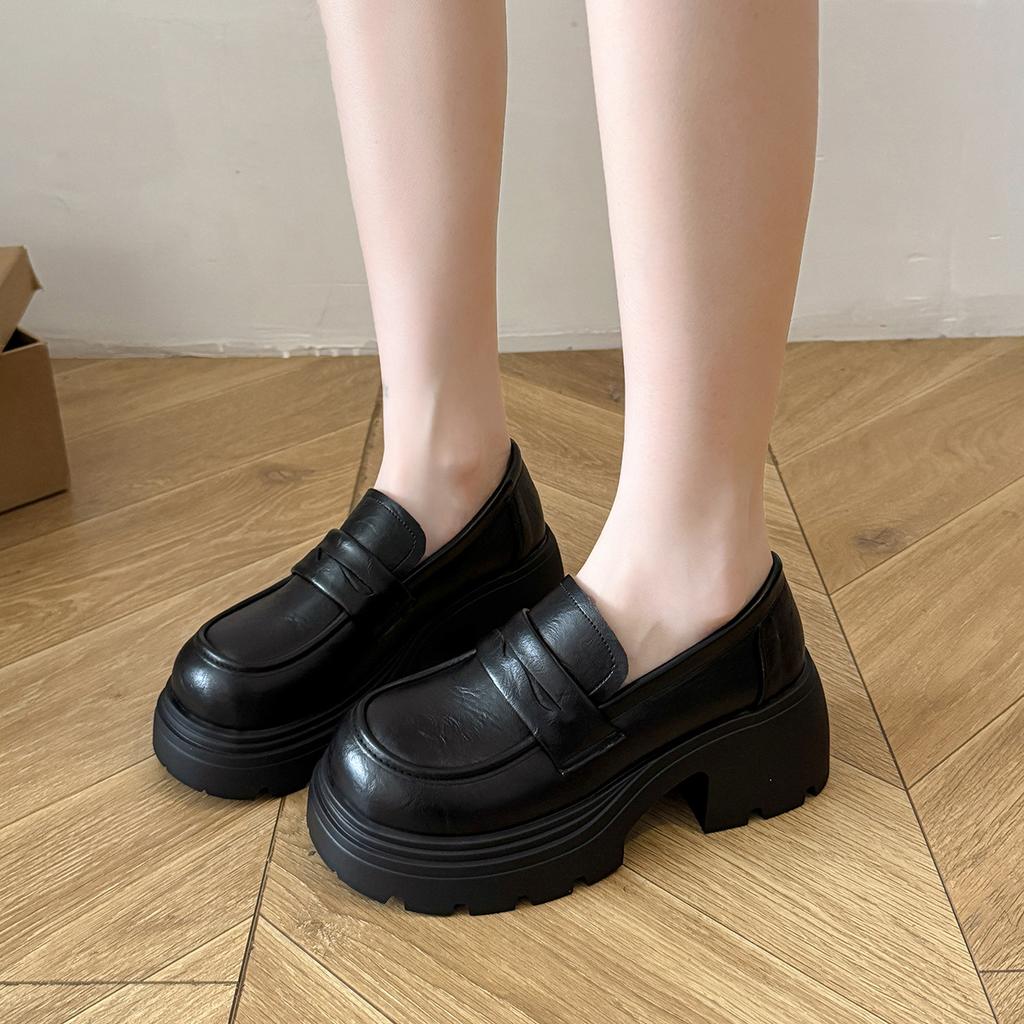 College-Stil mit runder Spitze, vielseitig, mit Rock, Plateauschuhe, 2025 Frühling und Herbst, neue kleine Lederschuhe mit einem Riemen für Damen