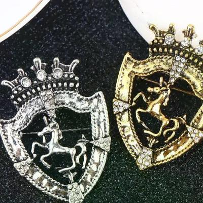 New Vintage Rhinestone Small Crown Brooch For Men's Suit Corsage Horse Lapel Pin Badge Clothing Decor