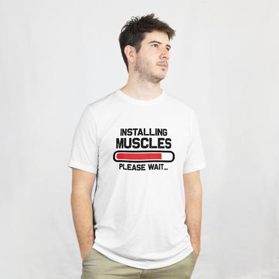 Muskeln installieren bitte warten T-Shirt Lustiger Witz Fitnessstudio Fitness Übung T-Shirt 016