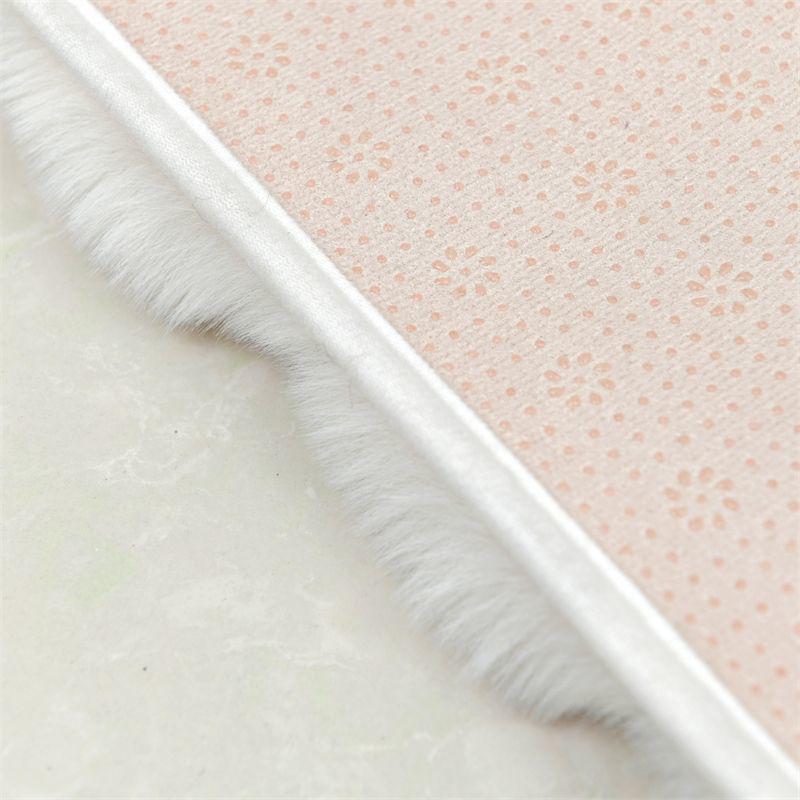 Trendiger Kurzflor-Teppich aus dickem Kunst-Kaninchenfell für Schlafzimmer und Wohnzimmer - Schmutzabweisend und mit samtiger Plüschtextur.