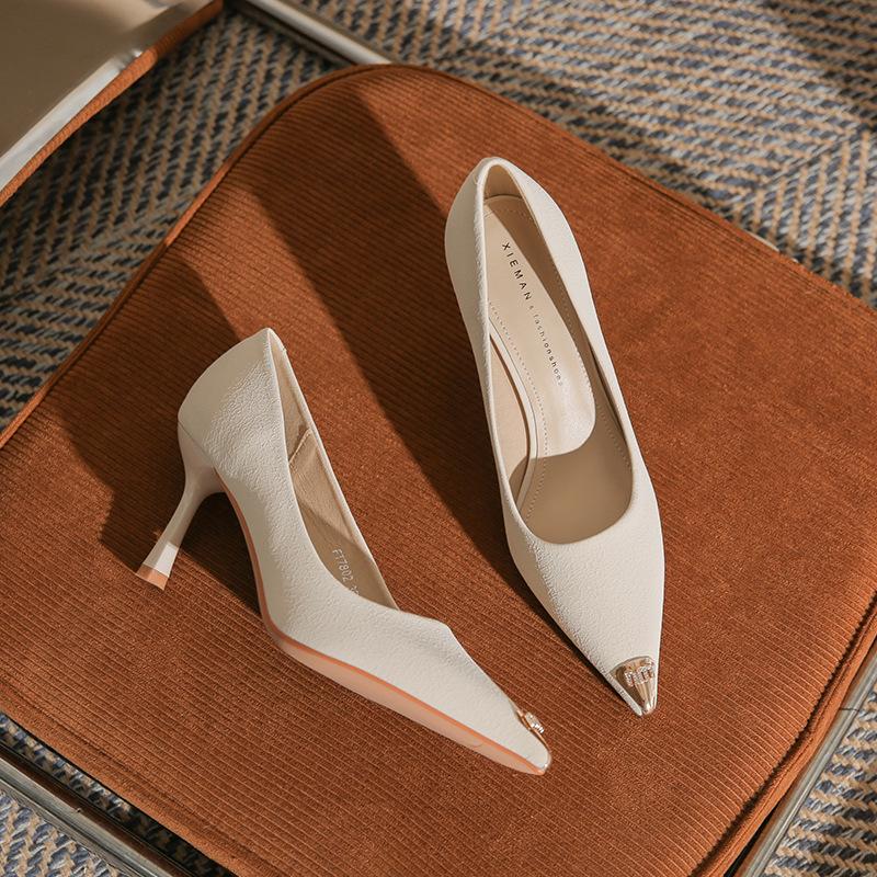 

Модные металлические туфли-лодочки с острым носком, женские туфли на тонком каблуке, с неглубоким вырезом, простого стиля, универсальные и не позволяющие каблукам сломаться. С 39 [Standard Code]