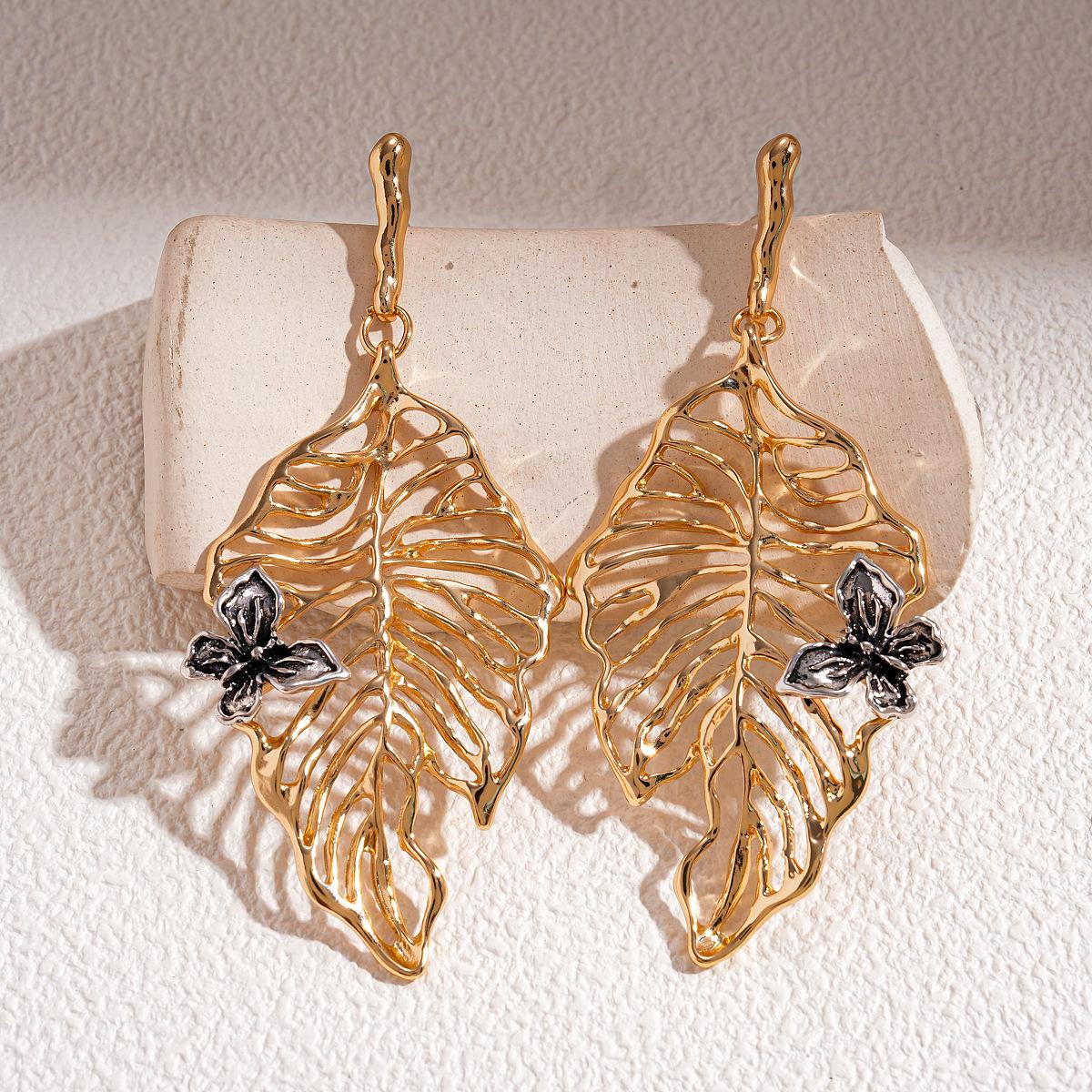 

DIGADAGU Metal Hollowed Out Leaves Dangle Earrings New Vintage Elegant Earrings Women Daily Zircon Accessories золотой