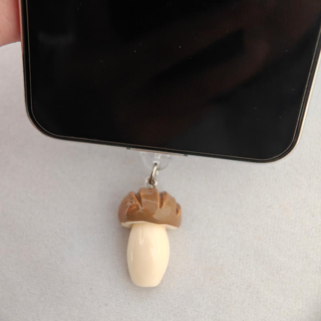 Three-Dimensional Simulated Mushroom-Shaped Phone Dust Plug, Dust-Proof and Does Not Damage the Interface. Suitable for Mobile Phones