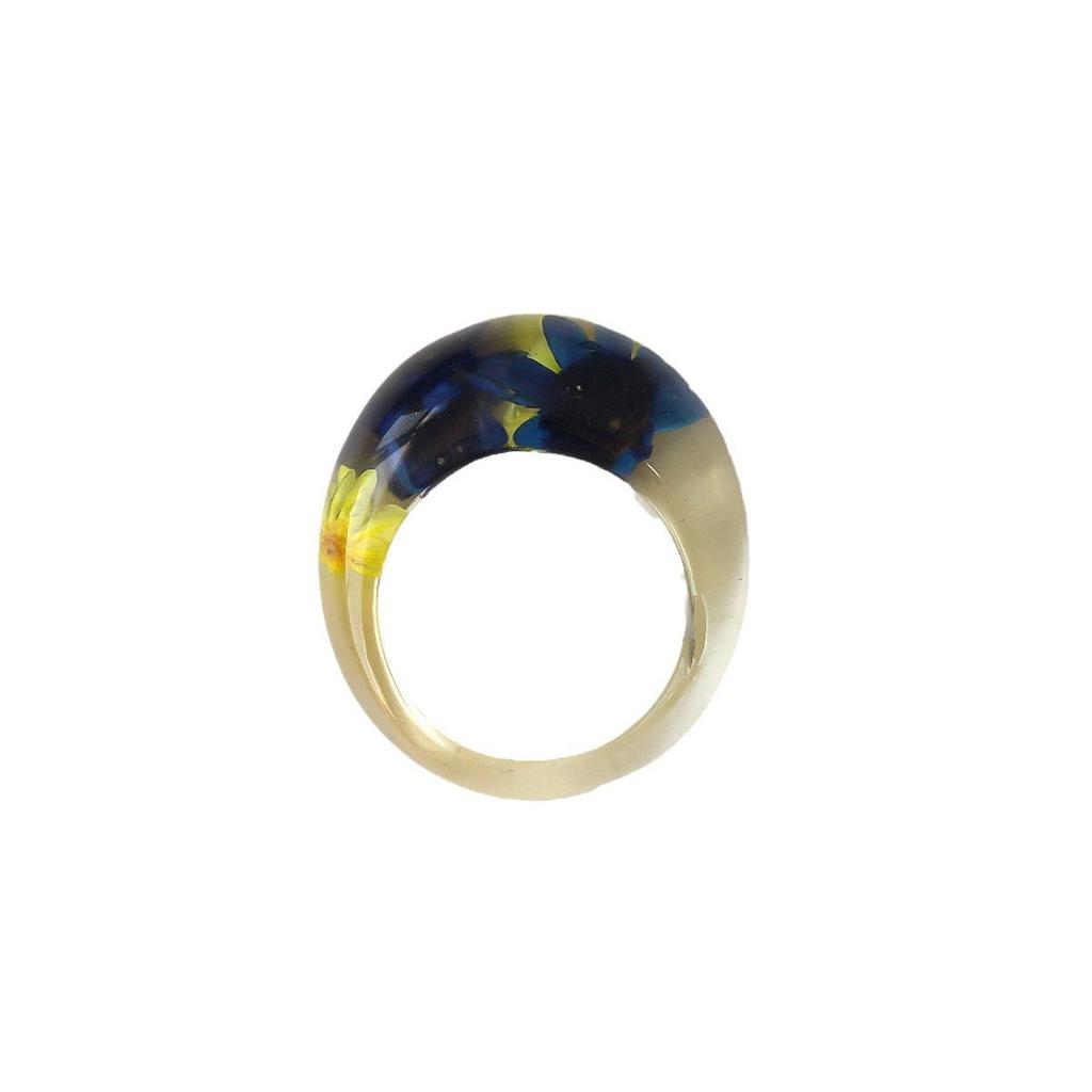 Transparent Resin Ring with Dried Flowers: Elegant, Versatile, European and American Fashion Design