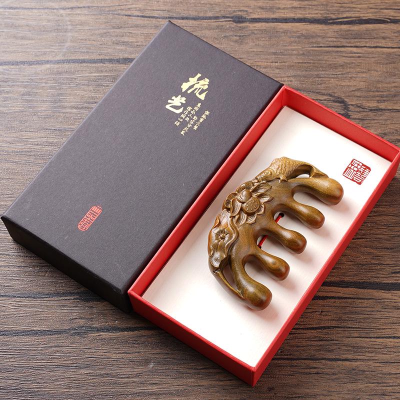 

Сандаловая расческа для прочистки меридианов - Пятизубцовая с шариковыми кончиками и резьбой в виде лотоса и рыбы