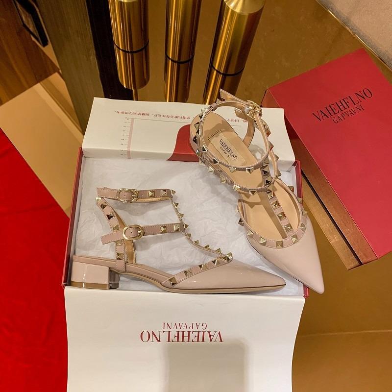 Sandaler dam sommar nya plattbottnade spetsiga nitar enspänne högklackade damskor tjock klack enskor