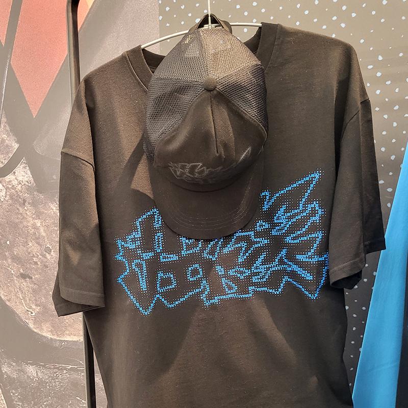 SEVENTEEN HYPE VIBES Pop-Up Merchandise Set (T-Shirt + Kappe + 2 offizielle Fotokarten)