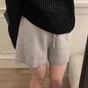 Graue, hochgeschnittene Strickshorts mit weitem Bein – Lässige A-Linien-Silhouette mit elastischem Bund für Damen (Herbst/Winter).