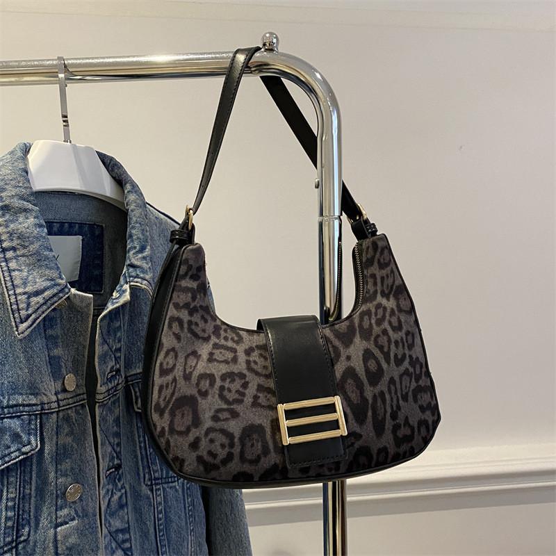 Contemporary Retro Women s Moon Bag Elegant Casual Design Versatile Pu Handbag чёрный