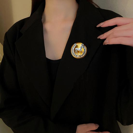 Brooch Pin Retro Golden Horseshoe Design Scratch Resistant Brooch Round Shape Lapel Badge Clothes Accessories
