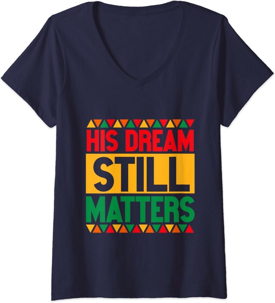 Его мечта по-прежнему важна День Мартина Лютера Кинга Женская футболка с V-образным вырезом Унисекс футболка S
