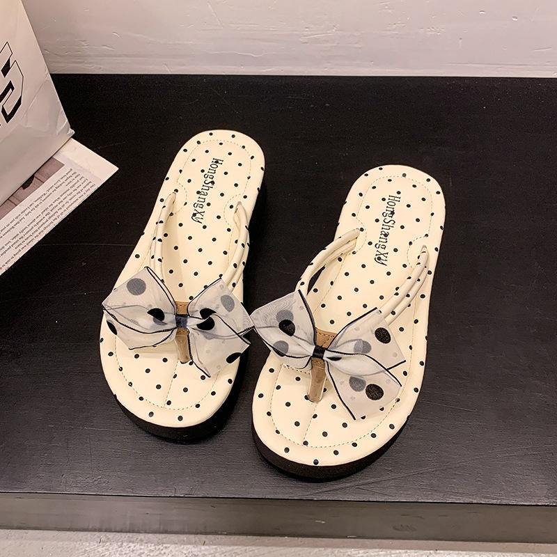 

Лето 2025 новые шлепанцы в горошек с бантом женские летние домашние нескользящие повседневные дышащие комнатные сандалии на толстой подошве 40
