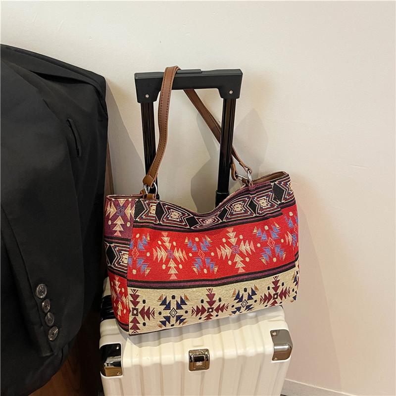 2025 spring new ethnic style women's bags, fashionable contrasting colors, large-capacity niche women's bags, shoulder bags, tote bags, women's bags