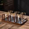 Glasbecherset im chinesischen Stil mit Holzgriff