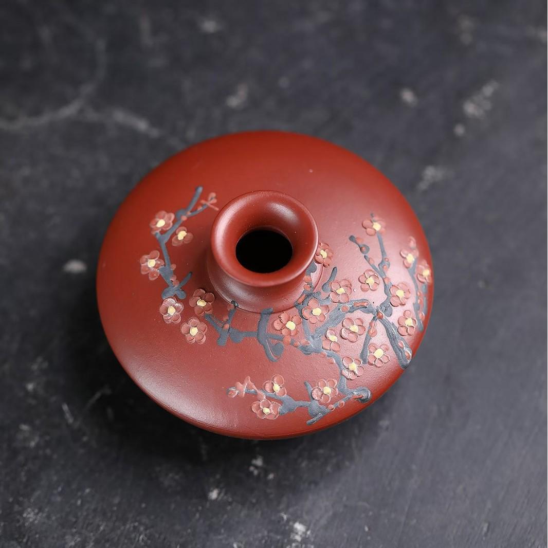 

Yixing Zisha Zhu Ni Plum Blossom Vase - Handmade Ornamental Lid Rest Short Style темно-червоний колір