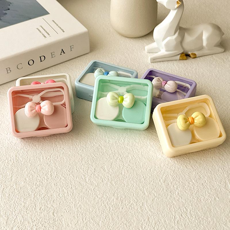 Bonbonfarbene Kontaktlinsenbox Niedliche Schleife Tragbarer Kontaktlinsenbehälter mit Pinzette Saugstab Set für Reise-Kit-Halter