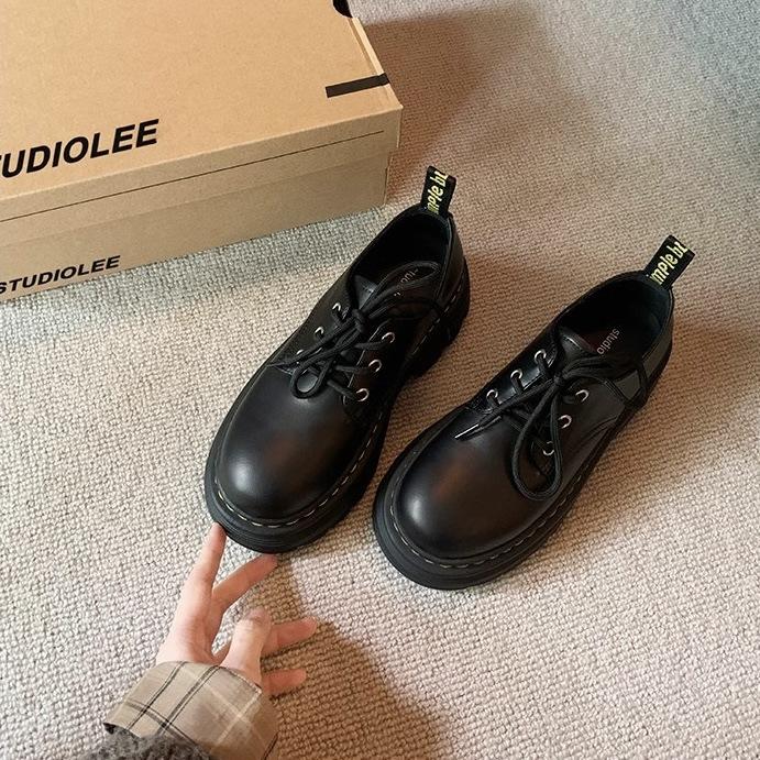 

Виноградный Дом~ Издание из коровьей кожи Британский стиль Шнуровка Увеличение роста Толстый каблук Платформа Дерби Одинарная обувь Круглый носок Маленькая кожаная обувь Женская Осень 35 чёрный