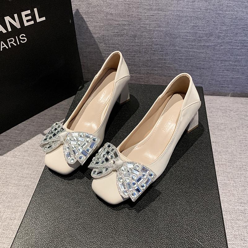 

2024 лето новый британский стиль круглый носок стразы бант мода легкий вырез толстый каблук модные одинарные туфли в наличии 39