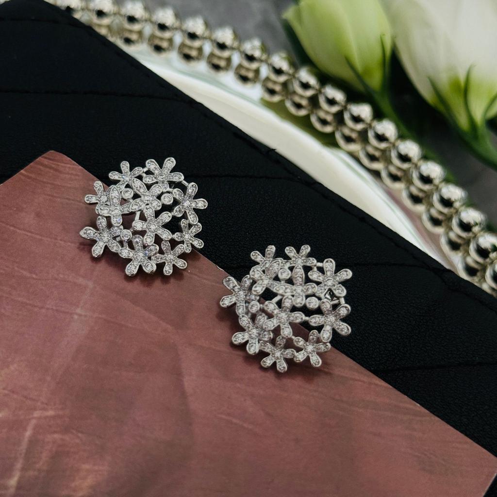 Super Flash Diamond-Set Snowflake Stud Earrings Women'S Cold Wind Earrings Personalized Design Earrings