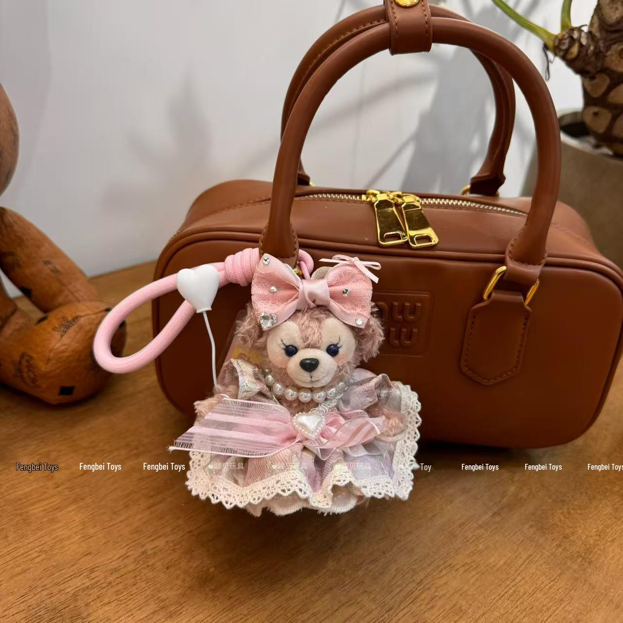 

Осінньо-зимова сукня принцеси, підвіска-лялька з бантом та перловими акцентами-трояндами - Милий плюшевий брелок для сумки Handwoven Strap (As Shown)