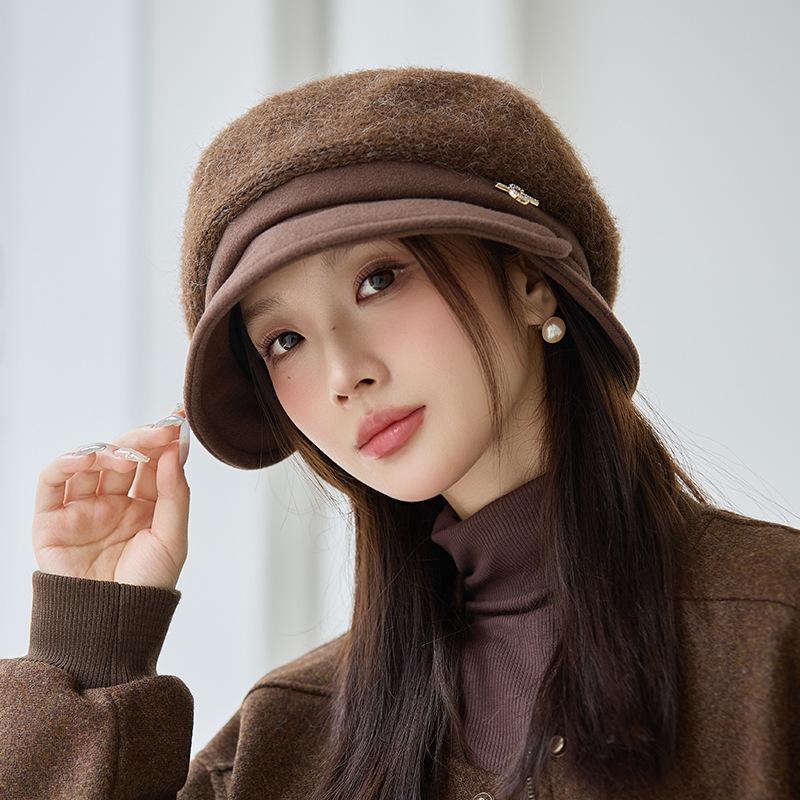 Autumn and Winter New Versatile Metal Logo Beret Casual Windproof Pleated Painter Hat British Style Warm Hat Women