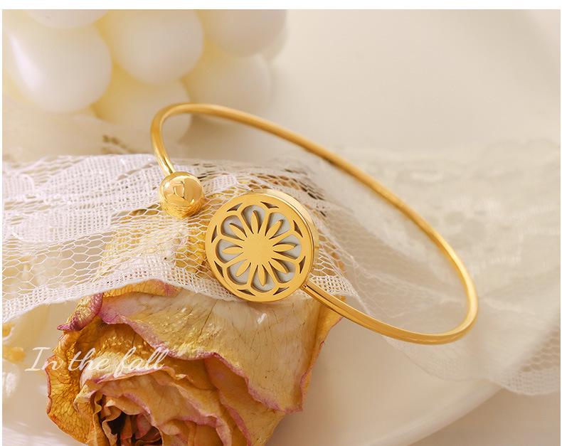 French Daisy Water Shell Soft Wire Bangle, 18K Gold Plated Titanium Steel, Geometric Bracelet Z200