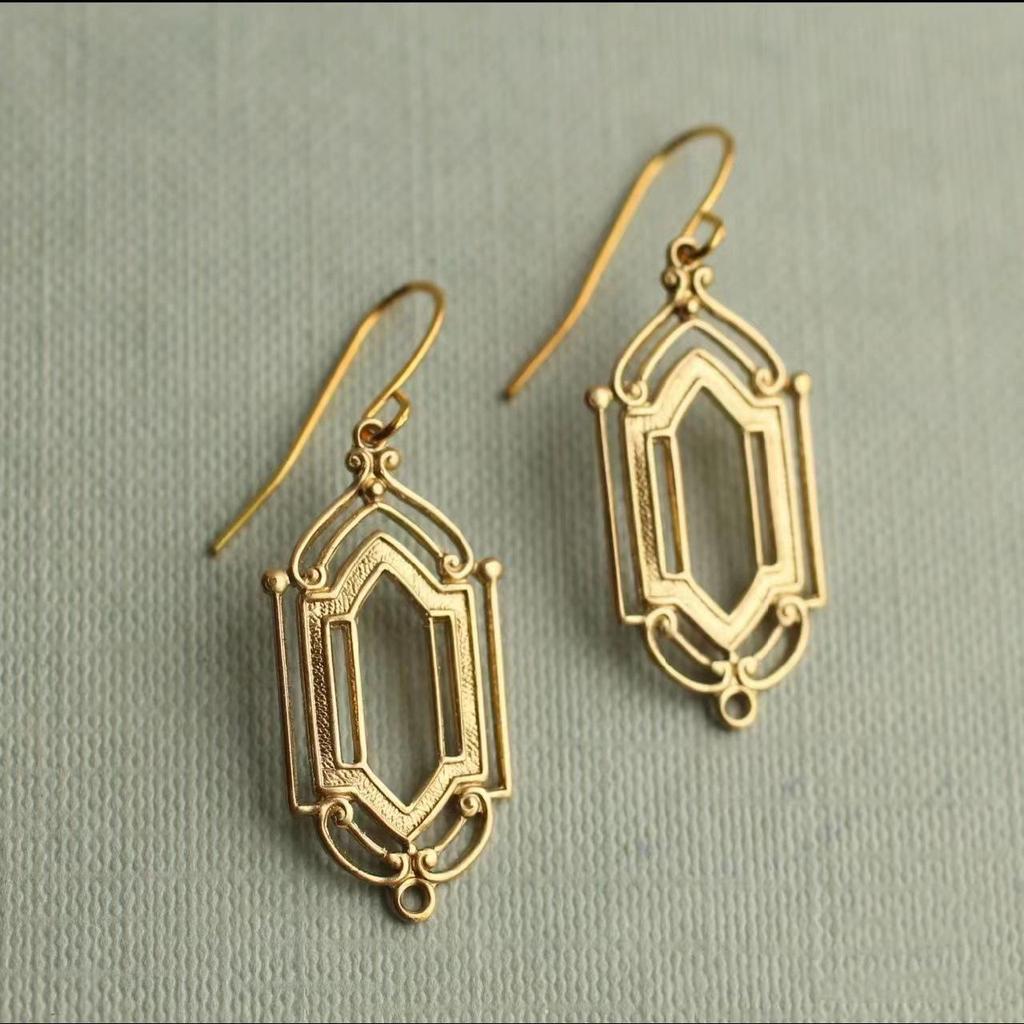 Britské filigránové květinové okenní náušnice: Dámský elegantní mosazný luxus ve stylu dvora