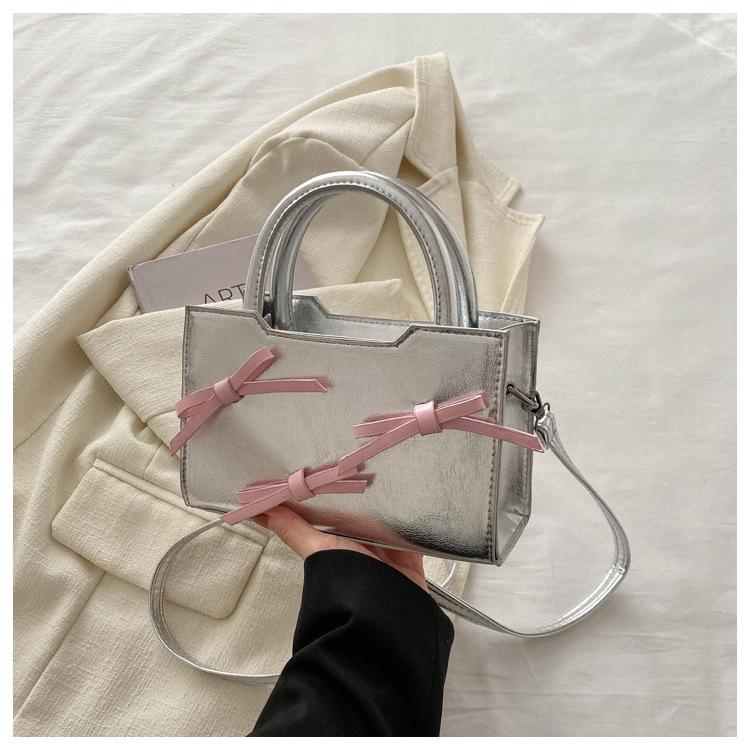 

Бант глянцевый 2025 однотонный весенний простой для通勤 новый повседневный портативный мессенджер маленькая квадратная женская сумка серебряный