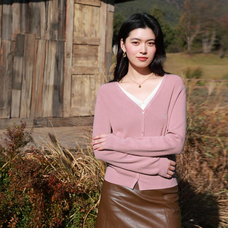 

Sancai Большого размера Вязаный свитер с V-образным вырезом и вышивкой, имитирующий костюм-двойку XL