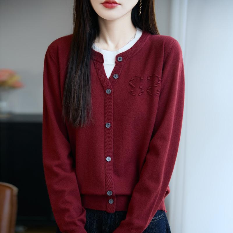 

Three-dimensional texture bump knitted fake two-piece cardigan women s design sense niche coat autumn and winter new loose sweater XL