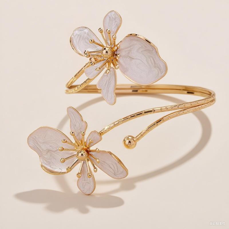 Eleganter und schlichter Stil, frisches und süßes Design, goldener Blumen-Armreif, Premium für Feiertagsbankett