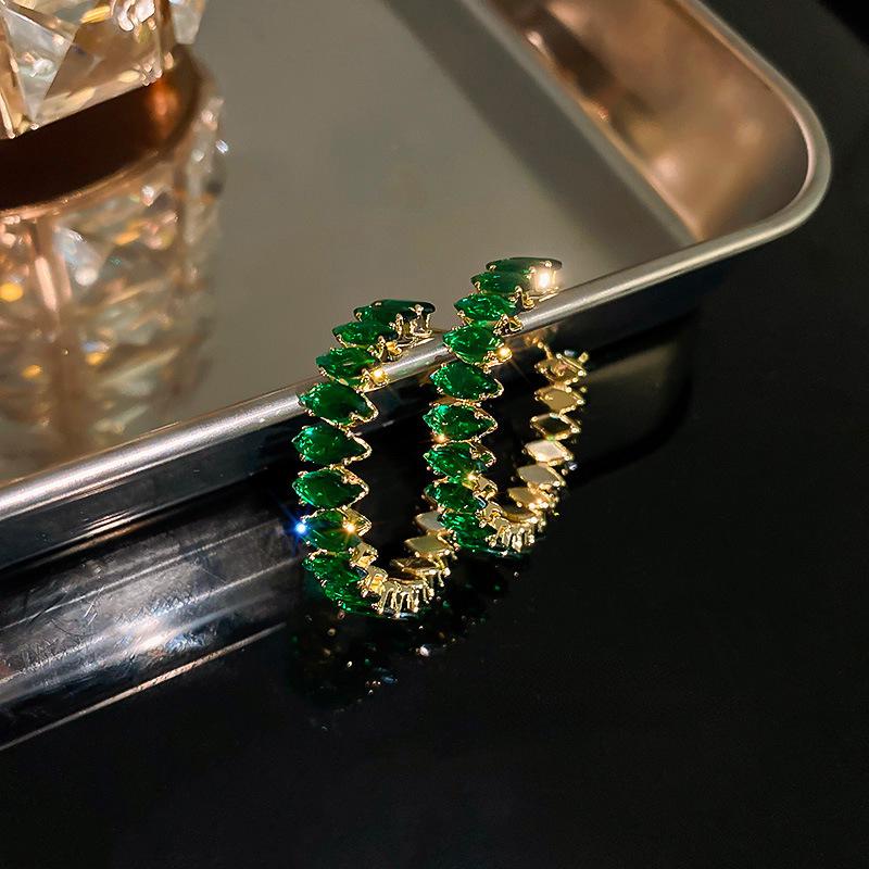 Silberne Nadel Grüne Zirkon C-förmige Ohrringe: Europäische & Amerikanische Modeohrringe mit Diamanten für Damen.